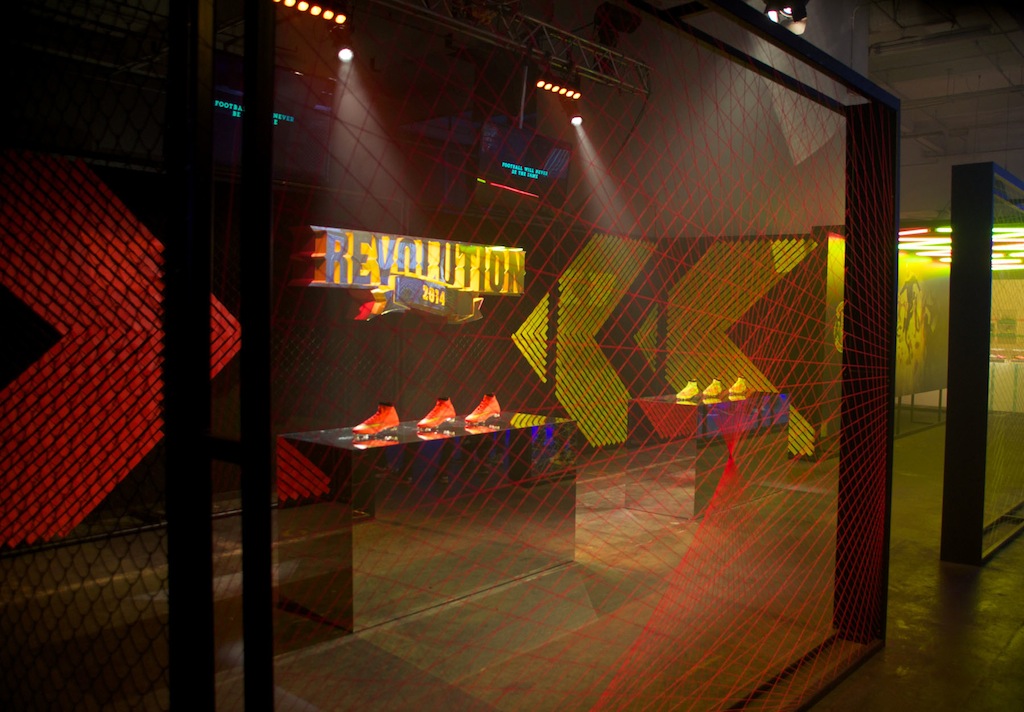 Bolsa submarino puerta Universal Event Production schafft sportbasiertes Multimedia-Erlebnis  während Nike Phenomenal House