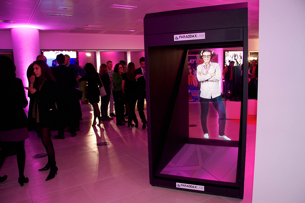 The Holographic Exhibitor Paraddax Holoman 150 allows the representation of  a virtual person at real size