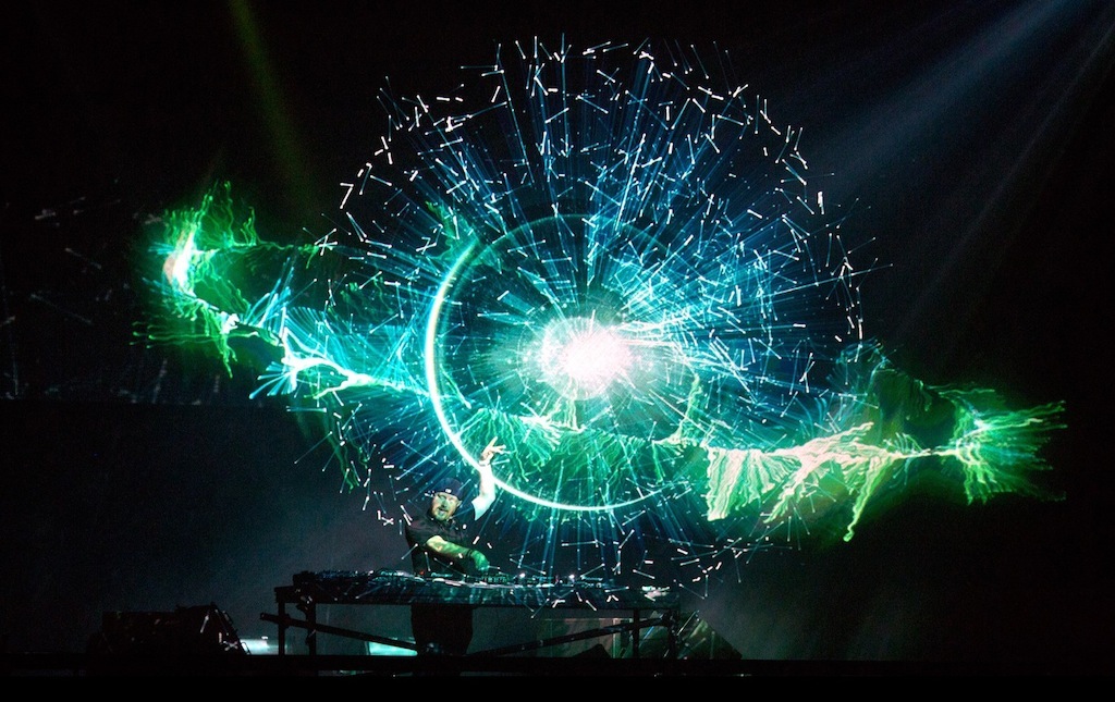 L'écran Holo-Gauze crée le plus grand hologramme 3D flottant au monde pour  le spectacle du DJ Eric Prydz