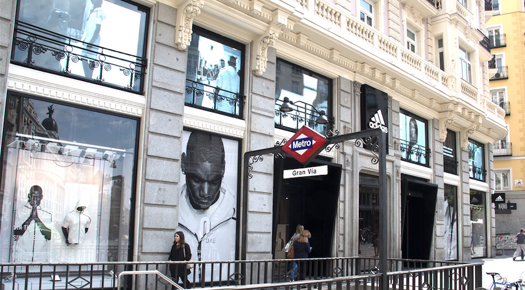 Se infla Motivación zapatilla Adidas transforma con pantallas Led los ventanales de su renovada tienda en  la Gran Vía de Madrid