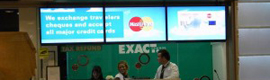 مكاتب Maccorp التغيير الدقيق في مطار باراخاس العرض الأول شبكة من اللافتات الرقمية
