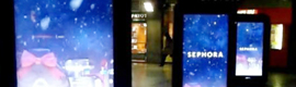 Sephora transforma as telas digitais das estações de trem de Paris em janelas de Natal