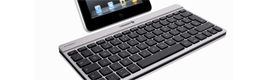 Cherry präsentiert auf der CeBIT 2012 seine schlanke, leichte Bluetooth-Tastatur für iPad und iPad2