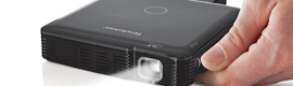 Brookstone introduce un nuevo proyector de bolsillo HDMI