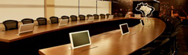 Los monitores Dynamic 2 di Arthur Holm, en la sala de reuniones de Fleury en Sao Paulo