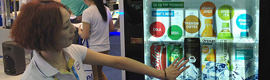 Intel presenta una futurista máquina de vending interactiva con pantalla táctil OLED