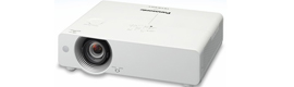 Panasonic предлагает первый компактный ЖК-проектор высокой яркости, оснащенный Digital Link