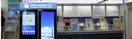 La estación del monorail del aeropuerto Haneda de Tokio se dota de un ‘smartphone gigante’  