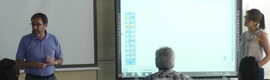 カディスの教師が日立のインタラクティブホワイトボードの使い方を学ぶ