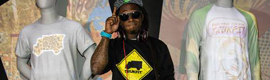 Lil Wayne 展示了其新品牌的街头服装，并配有模特的 3D 映射