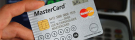 MasterCard surprises with a credit card equipped with LCD screen