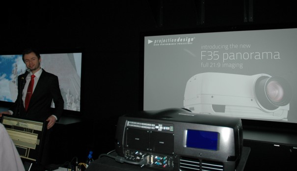 Projectiondesign f35 panorama