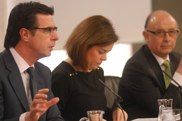 La vicepresidenta, ministra de la Presidencia y Portavoz, Soraya Sáenz de Santamaría, el ministro de Hacienda y Administraciones Públicas, Cristóbal Montoro, y el ministro de Industria, エネルギーと観光, ホセ・マヌエル・ソリア, durante la rueda de prensa posterior al Consejo de Ministros (写真: Pool Moncloa)