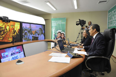 El presidente Ollanta Humala Tasso  en la sala Cisco CTS3000 (fotografia: Agencia Andina)