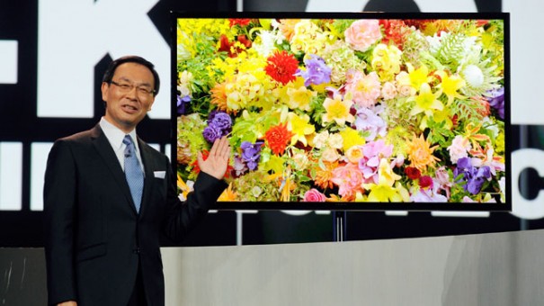 El CEO de Panasonic, Kazuhiro Tsuga, presenta en CES 2013 la nueva propuesta OLED 4K (相片: David Becker/Getty Images)