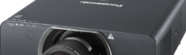 Panasonic desarrolla el proyector más ligero de 12.000 lúmenes con la serie DZ13 y ofrece el máximo brillo en la DZ870