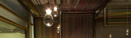 Gli apparecchi a LED sono integrati con il design del ristorante Pakta di Barcellona