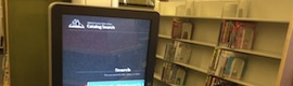 The book and the interactive digital environment coexist and improve the experience of reading in a library
