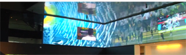 Un grande videowall accoglie i visitatori nel nuovo edificio Oregon Ducks