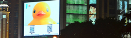 ホフマンのラバーダックは、北京デザインウィークフェスティバルのために中国のデジタルサイネージスクリーンに浮かぶ 2013