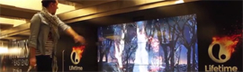 يعمل جدار فيديو تفاعلي كبير كوسيلة للترويج لمسلسل تلفزيوني في مترو أنفاق نيويورك