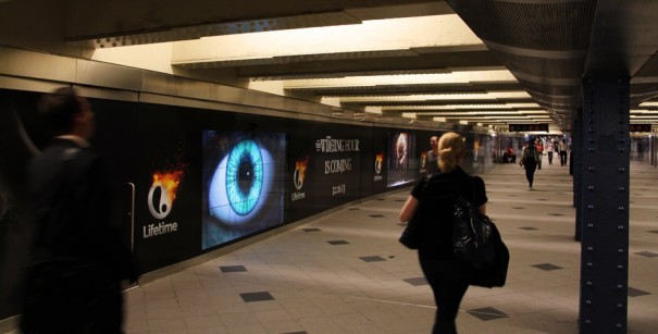 Videowall promozionale di una serie TV nella metropolitana di New York