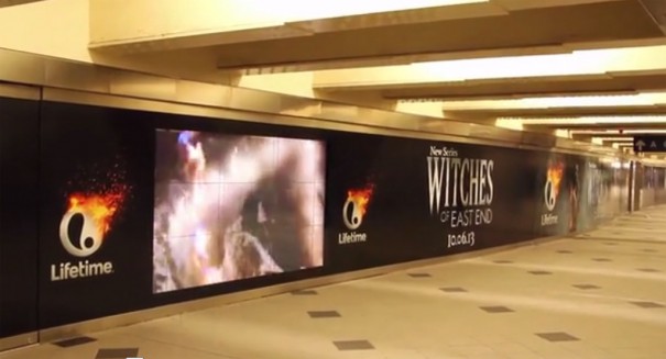 Videowall promozionale di una serie TV nella metropolitana di New York