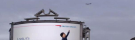 الخطوط الجوية البريطانية تأخذ تفاعل اللافتات الرقمية إلى المرتفعات باستخدام أبراج شيسويك في لندن