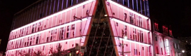 Moment Factory crea un gran espectáculo interactivo de luz para el edificio de La Vitrine en Montreal