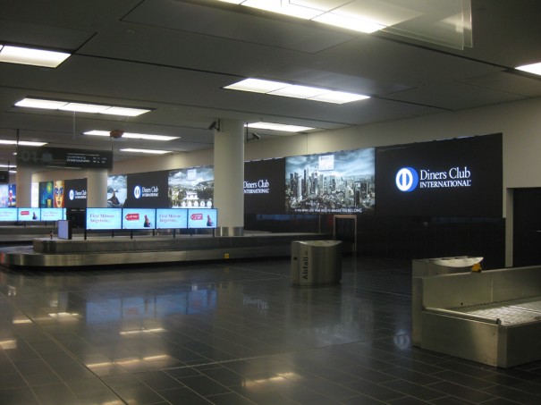 PNY-Grafikkarten auf Bildschirmen am Flughafen Wien