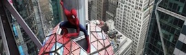 スーパーヒーローのスパイダーマンがニューヨークのタイムズスクエアのスクリーンに登場し、別れを告げます 2013