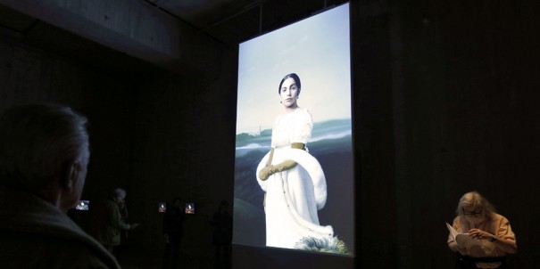 Lady Gaga en el Louvre con BrighSign (Foto: Francois Guillot)