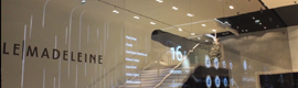 Um videowall original transparente de 25 metros recebe visitantes de Le Madeleine