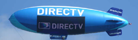 El dirigible DirecTV de Van Wagner ilumina el cielo americano con su pantalla de LEDs