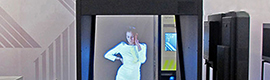 El expositor holográfico Paraddax Holoman 150 permite la representación de  una persona virtual a tamaño real