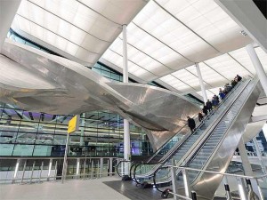 Terminal 2 Heathrow escultura Slipstream