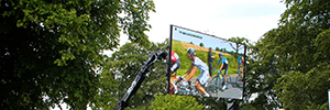 ツール・ド・フランス 2014 キャリバー技術を搭載したLEDスクリーンからライブに続いた