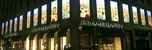 Brian & Barry funde moda e tecnologia em sua loja em Milão com som 'a la carte' e sinalização digital como protagonistas