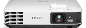 Epson EB-1985WU, proyector 3CLD con resolución WUXGA de alta luminosidad para el entorno profesional