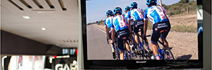 El equipo ciclista Garmin-Sharp participa en la Vuelta a España 2014 con un autobús dotado de sistemas visuales del fabricante japonés