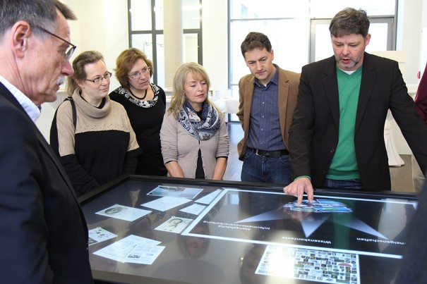 Display Eyevis para Eye Visit