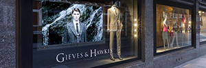 تمكن اللافتات الرقمية Gieves & هوكس تعزز صورة علامتها التجارية من خلال دمج التقاليد والابتكار
