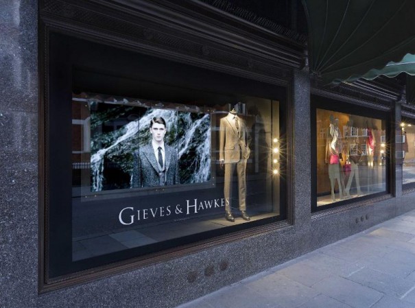 Gieves Hawkes的拼接墙