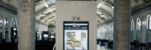 Tecnologia di digital signage dinamica e interattiva per guidare i passeggeri in transito
