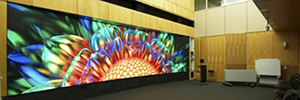 Uma parede de vídeo construída com MicroTiles é usada pela Universidade de Stanford como uma ferramenta educacional