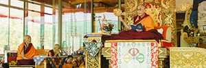 Dalai Lama nutzt DPA-Mikrofone, um seine Anhänger bei buddhistischen Feiern anzusprechen