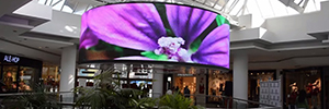 مركز التسوق لا Vaguada بتثبيت شاشة كبيرة ليد دائرية من 38 متر مربع