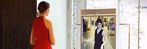 Neiman Marcus instala un espejo digital para ofrecer a sus clientes una experiencia interactiva y social