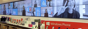 Корпорация Майкрософт создает для клиентов возможность взаимодействия с сетью цифровых вывесок своих магазинов