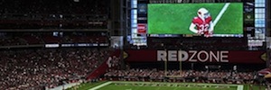 Super Bowl XLIX демонстрирует свою AV-мощь на новом светодиодном экране Daktronics на стадионе Феникс